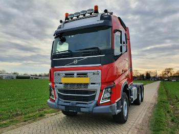 Imagen frontal de una cabeza tractora Volvo FH 16 650 de segunda mano en venta en rentacamion.com