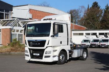 Imagen frontal de una cabeza tractora Volvo TGM 18 290-CAMIONES GRUA de segunda mano en venta en rentacamion.com